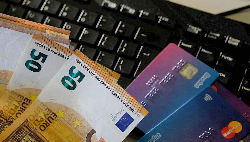 Poros sąskaitos skirtinguose bankuose: pliusai ir minusai