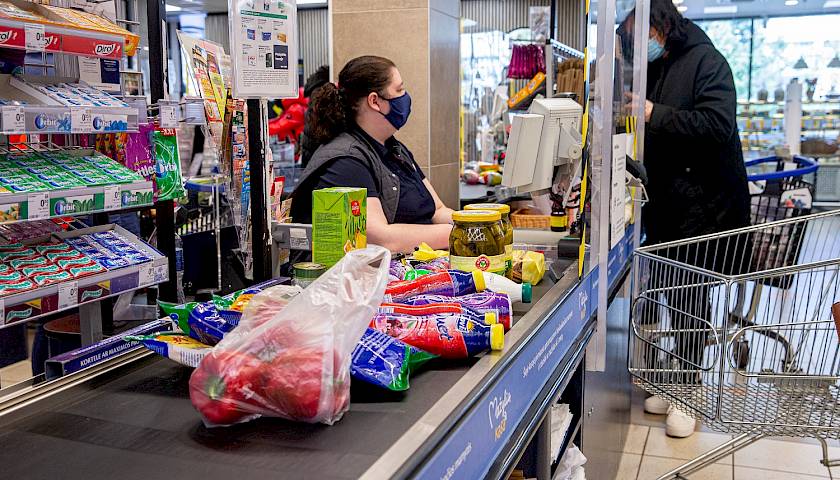 Elektroninės bankų taupyklės: kiek realiai galima sutaupyti, ką siūlo bankai