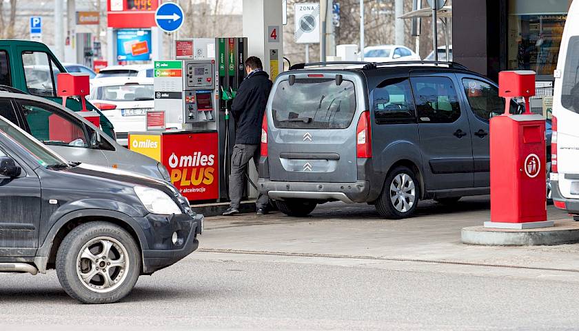 Degalų kainos aukštumose: kokias nuolaidas siūlo degalinių tinklai