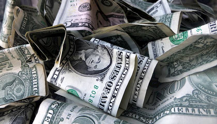 Investuotojai laiko beveik rekordinį grynųjų pinigų kiekį