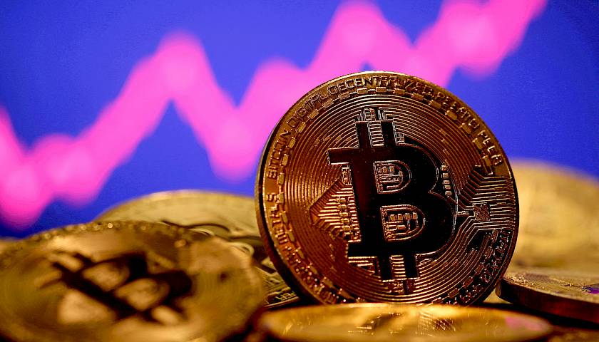 Pirmąsyk nuo vasaros bitkoino kaina viršijo 30.000 USD