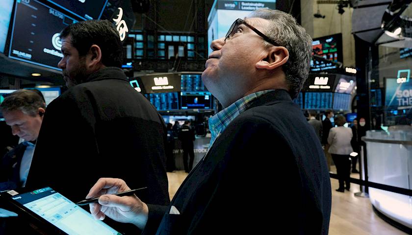 „Bank of America“ analitikai: investuotojai traukiasi iš akcijų
