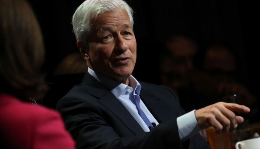 „JPMorgan“ vadovas apie JAV akcijų rinką: turto kainos yra kiek išpūstos