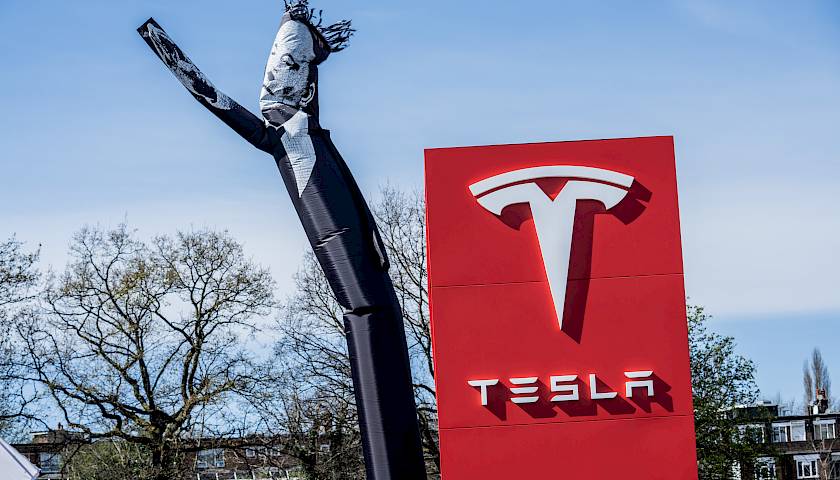 Prognozuojama, kad „Teslos“ akcijos gali nukristi dar 50%