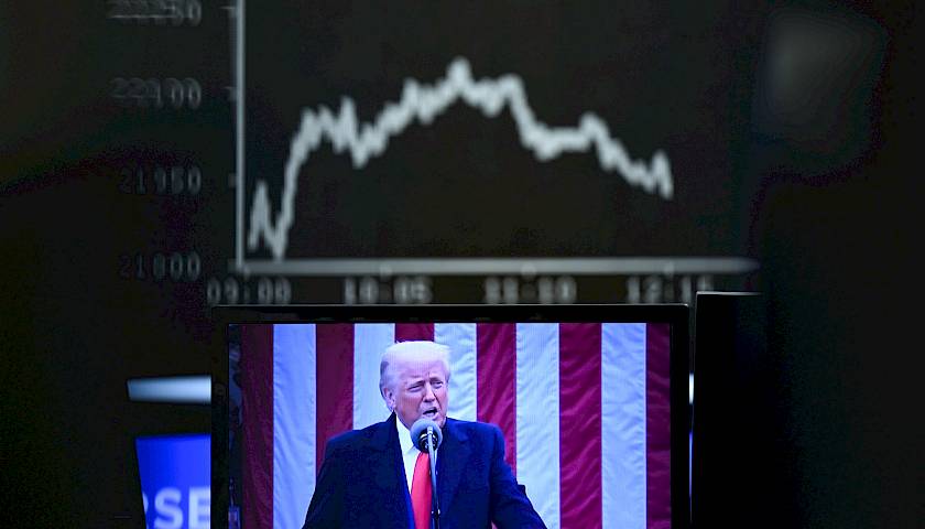 JAV akcijos balandį smarkiai svyravo: ko iš D. Trumpo tikėtis toliau