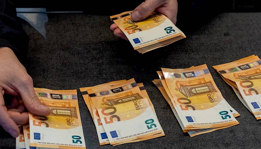 Uždirbu vidutinį atlyginimą: kiek atsidėti taupymui ir investavimui
