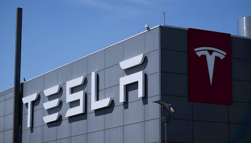 Nukritusi „Teslos“ vertė neramina investuotojus: reputacijos žala daroma visai elektromobilių pramonei