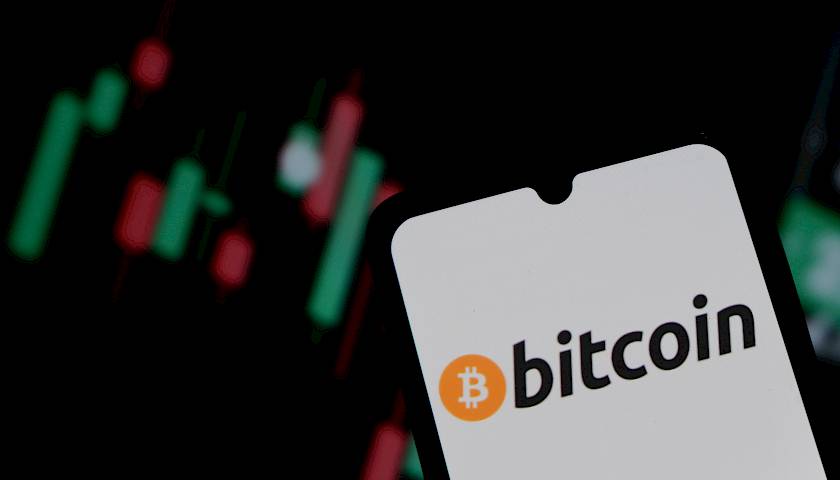 Bitkoino vertei krentant, investuotojai prognozuoja kriptovaliutos „perkaitimą“