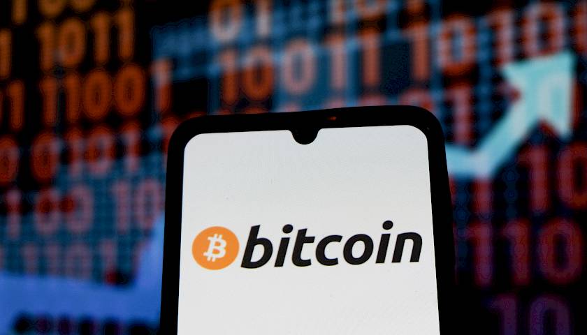 Kluptelėjęs bitkoinas toliau kopia aukštyn