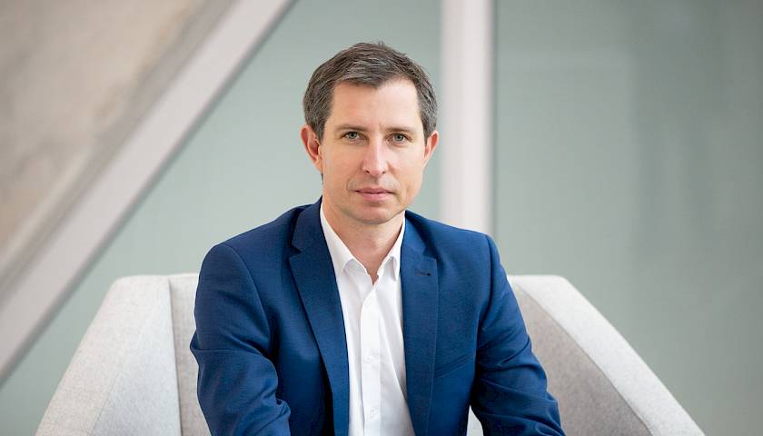 Investicijos į NT ir akcijas: kuo skiriasi ir kurią kryptį rinktis?